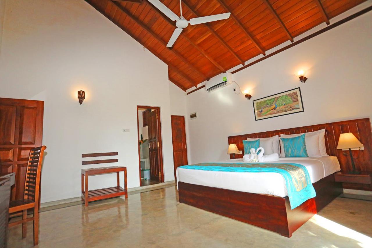 Villa Peacock Walahanduwa Buitenkant foto