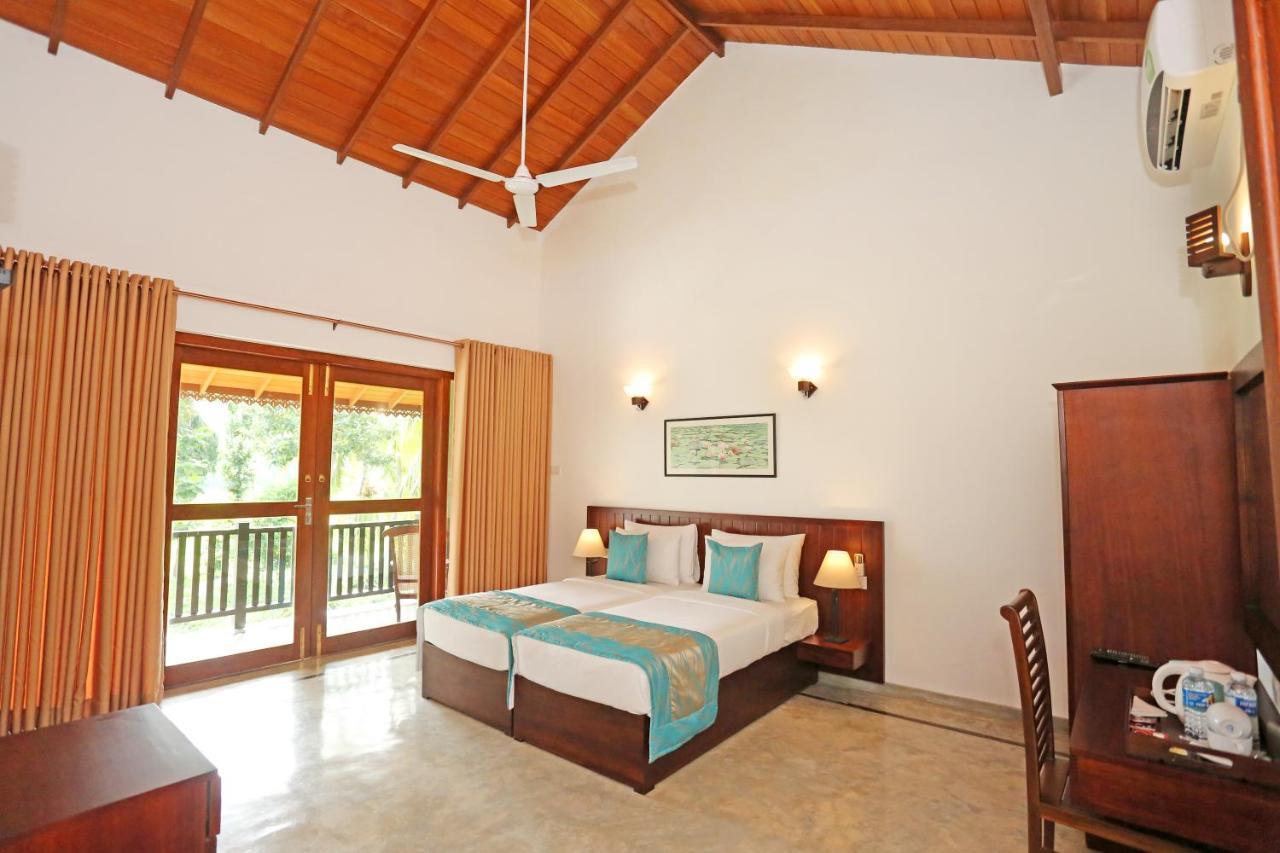 Villa Peacock Walahanduwa Buitenkant foto