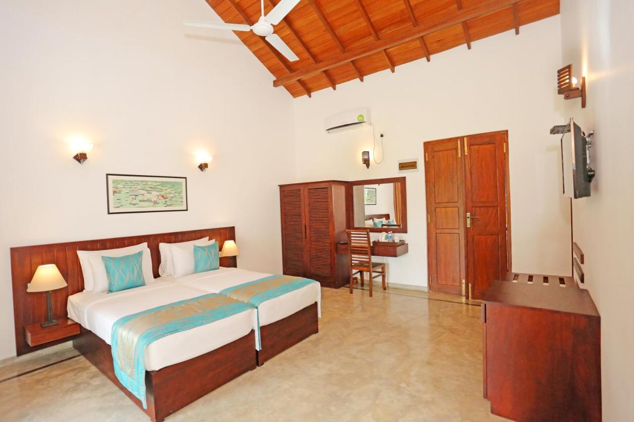 Villa Peacock Walahanduwa Buitenkant foto
