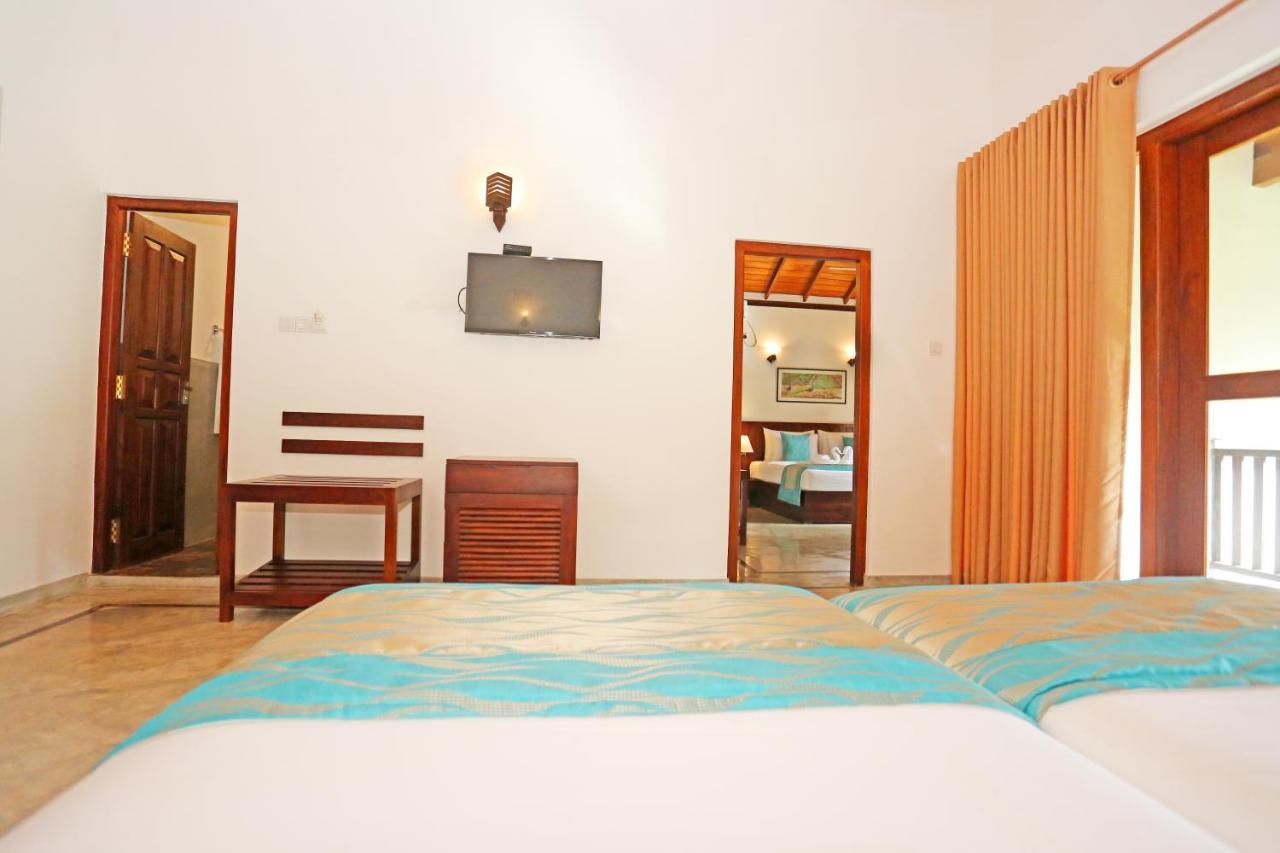 Villa Peacock Walahanduwa Buitenkant foto